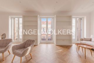 Appartement à Cortes-Huertas. Luminosa propiedad de diseño con 3 balcones en finca clásica