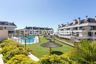 Dúplex a Valenoso. Exclusivo bajo dúplex con jardín privado en boadilla
