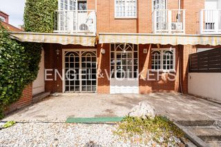 Casa adossada a Avenida Europa