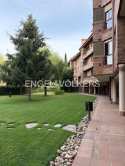 Rent Flat in Carretera del Plantío. Estupendo piso en urbanización privada