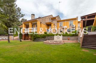 Casa en El Bosque. Espectacular chalet independiente en el bosque