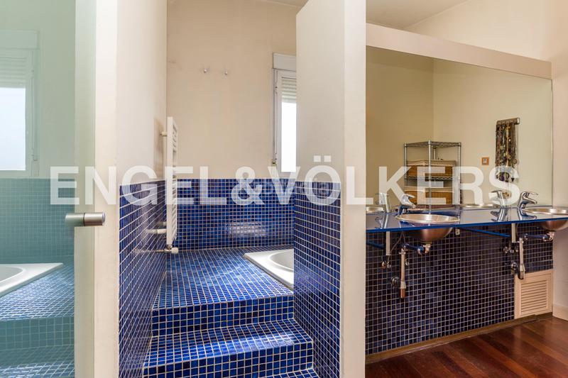 Foto 30fc4c87-ab17-4ada-8cba-1d628ec8da8b. Casa chalet exclusivo con diseño geométrico del prestigioso arquitecto pérez urruti en Majadahonda