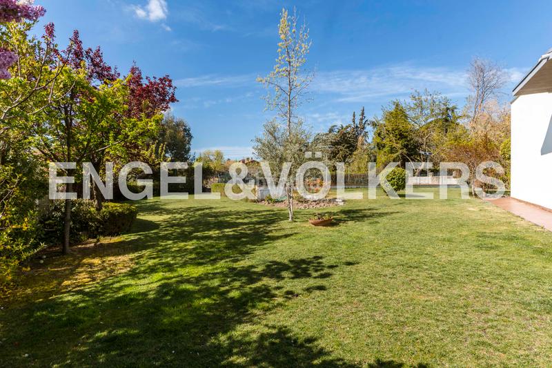 Foto 4a570e4c-769c-4e62-aa29-7784eb357b78. Casa chalet exclusivo con diseño geométrico del prestigioso arquitecto pérez urruti en Majadahonda