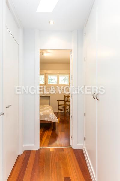 Foto 54eaae36-6db2-4478-956b-5cf498c7cd6b. Casa chalet exclusivo con diseño geométrico del prestigioso arquitecto pérez urruti en Majadahonda