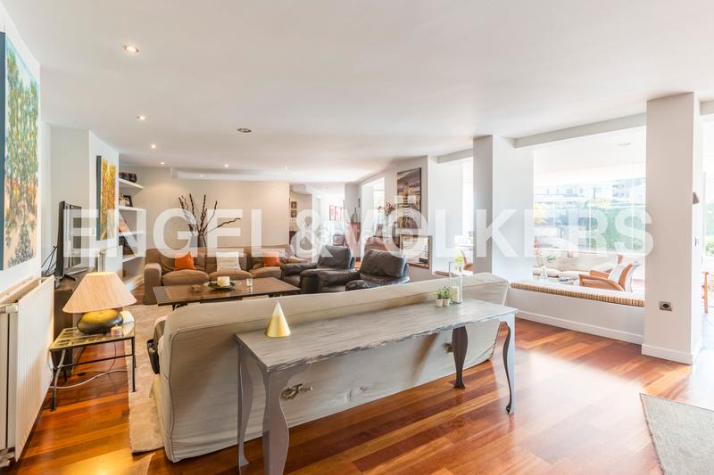 Foto 5d60f038-43ea-4f9d-8af7-1b2462b63691. Casa chalet exclusivo con diseño geométrico del prestigioso arquitecto pérez urruti en Majadahonda