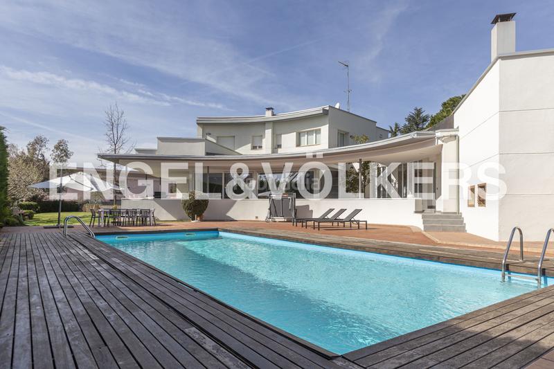 Foto 6582706e-c845-42f5-8c8d-fdc8e4800622. Casa chalet exclusivo con diseño geométrico del prestigioso arquitecto pérez urruti en Majadahonda