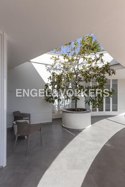 Foto 69795bc8-ab3c-4837-ac76-debdaa96b7f9. Casa chalet exclusivo con diseño geométrico del prestigioso arquitecto pérez urruti en Majadahonda