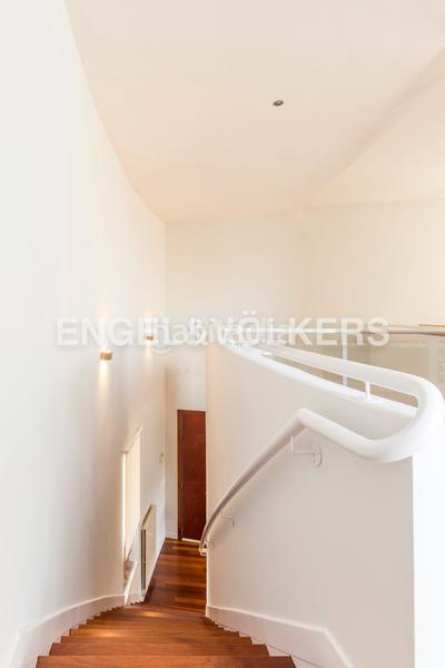 Foto 6a8845fb-43c7-435c-b18e-fcd4f057eac3. Casa chalet exclusivo con diseño geométrico del prestigioso arquitecto pérez urruti en Majadahonda