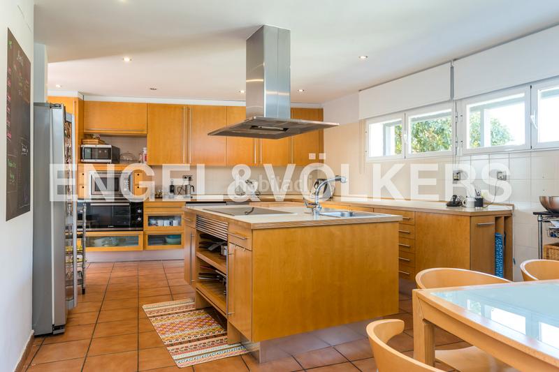 Foto 9343e922-ba66-49f0-b8e8-f175cc72dbdd. Casa chalet exclusivo con diseño geométrico del prestigioso arquitecto pérez urruti en Majadahonda