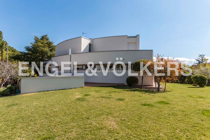 Foto 9c66cf75-7c0d-49b7-9e2a-c9c7f4727fd5. Casa chalet exclusivo con diseño geométrico del prestigioso arquitecto pérez urruti en Majadahonda