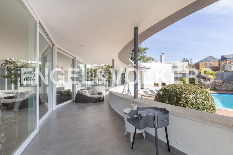 Foto a452cf4f-3c1a-43d8-a776-ead58763894d. Casa chalet exclusivo con diseño geométrico del prestigioso arquitecto pérez urruti en Majadahonda