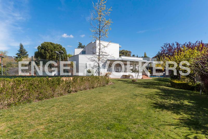 Foto a9ec686a-836c-4c2c-8893-f628b66e1a2a. Casa chalet exclusivo con diseño geométrico del prestigioso arquitecto pérez urruti en Majadahonda