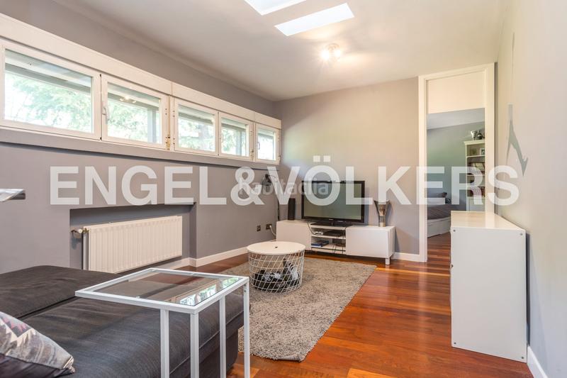 Foto de983359-652c-40a2-a537-2a1f9bea58c8. Casa chalet exclusivo con diseño geométrico del prestigioso arquitecto pérez urruti en Majadahonda