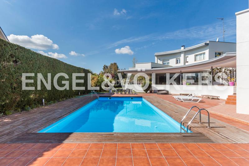 Foto e1068f3d-d788-4786-ab5f-96134aec0755. Casa chalet exclusivo con diseño geométrico del prestigioso arquitecto pérez urruti en Majadahonda