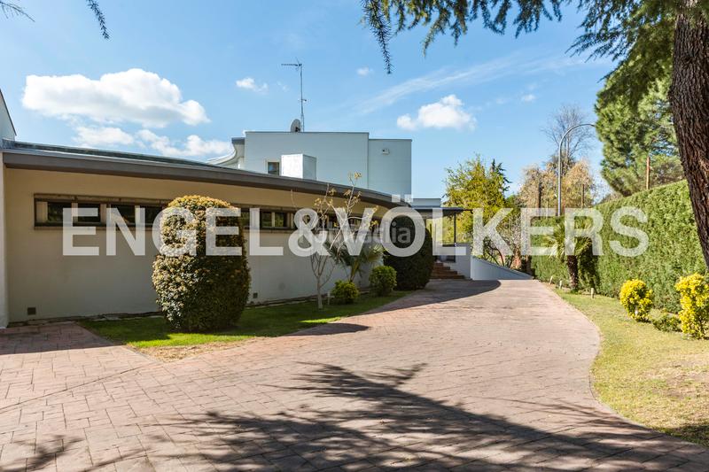 Foto e321a974-16d8-4a9e-88c0-ffd99d31afae. Casa chalet exclusivo con diseño geométrico del prestigioso arquitecto pérez urruti en Majadahonda