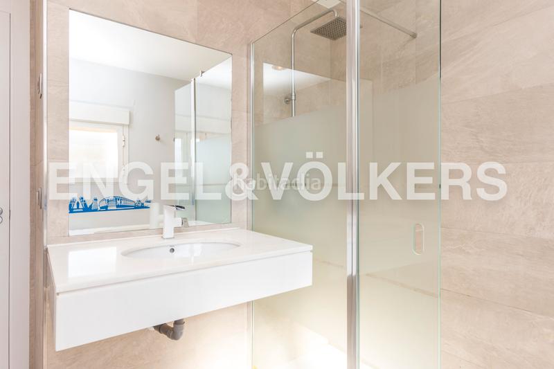 Foto ebae590b-6b45-4a7e-8ce7-635049cbdf94. Casa chalet exclusivo con diseño geométrico del prestigioso arquitecto pérez urruti en Majadahonda