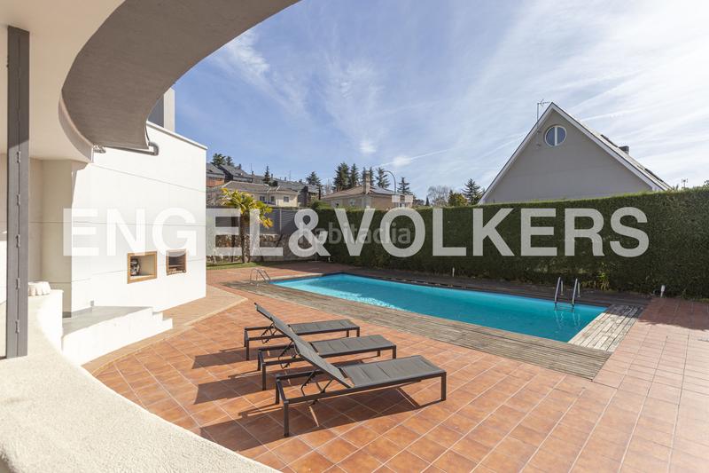 Foto ecbc4786-3e4f-41e7-831d-07ef7a7a5107. Casa chalet exclusivo con diseño geométrico del prestigioso arquitecto pérez urruti en Majadahonda