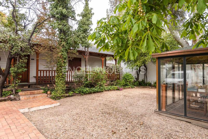Foto a7be3b5e-76fc-49f4-b3f2-c269e9355203. Casa chalet unifamiliar en parcela única de Nueva España en Madrid