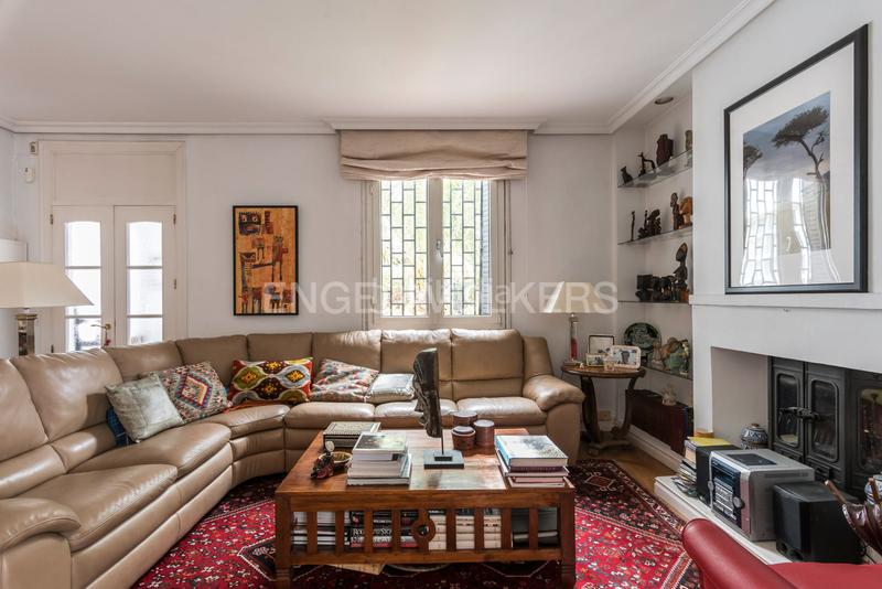 Foto b8838fc0-a97a-40b9-b453-8d6711456b65. Casa chalet unifamiliar en parcela única de Nueva España en Madrid