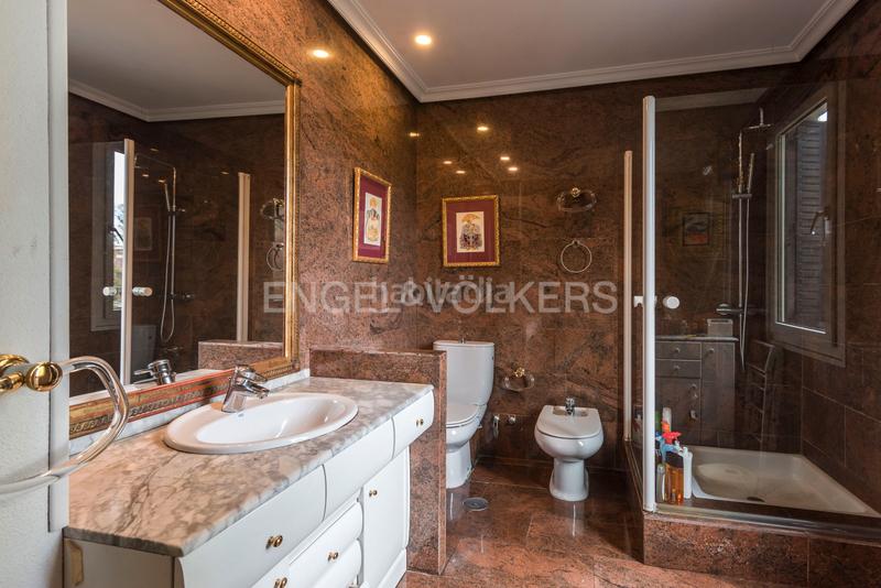 Foto c24d3fae-0ced-4caa-8222-1e30c99afd62. Casa chalet unifamiliar en parcela única de Nueva España en Madrid