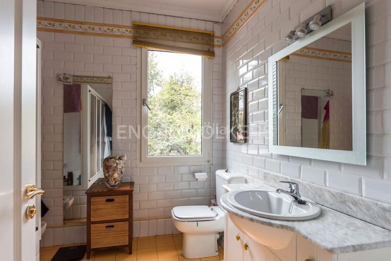 Foto eb4a2542-8a5d-4369-900a-02f7d16109d5. Casa chalet unifamiliar en parcela única de Nueva España en Madrid