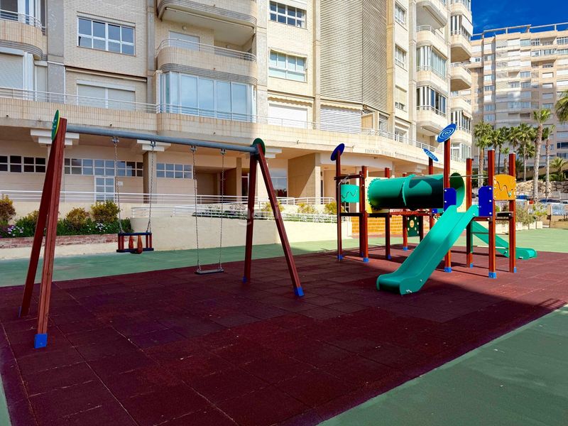 Foto 401e0611-eaf3-430f-87a6-e86154f7a44b. Apartament amb aparcament piscina a Playa Poniente Benidorm