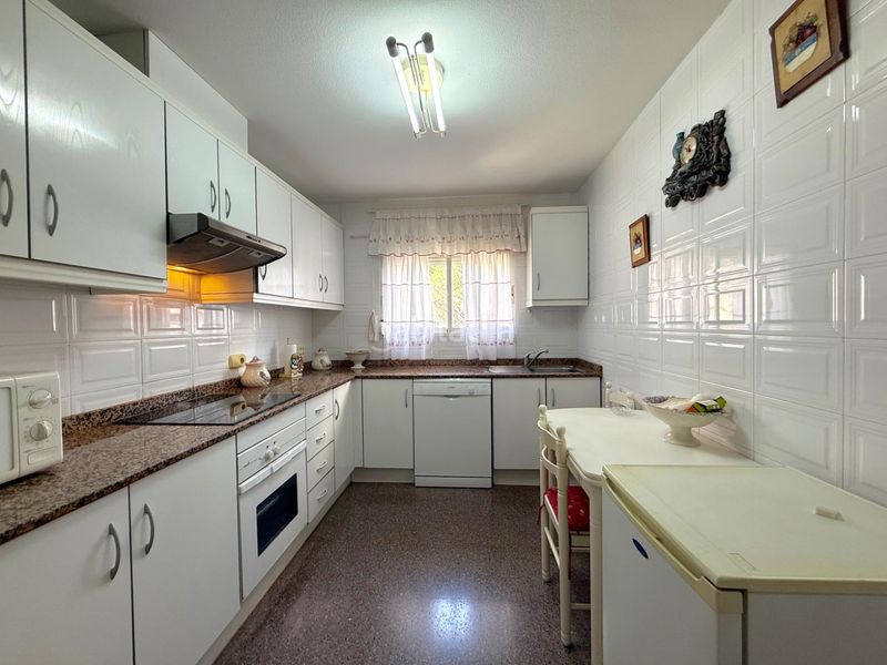 Foto 66d49930-94c0-4093-835b-a6a2a2957eec. Apartament amb aparcament piscina a Playa Poniente Benidorm
