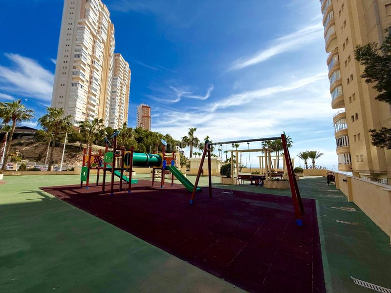 Foto f0fb62a8-a25d-4b99-892e-b535bef6b379. Apartament amb aparcament piscina a Playa Poniente Benidorm