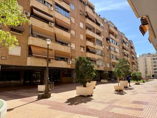 Pis  Glorieta carrasco. Amplio piso de 3 dormitorios con garaje en propiedad en el centr