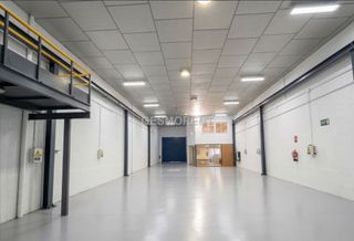 Capannone industriale in Sudeste Industrial. Nave industrial en venta con puente grúa y altillo
