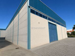 Miete Fabrikhalle in Migjorn. Nave industrial aislada en venta con patio lateral y oficinas en
