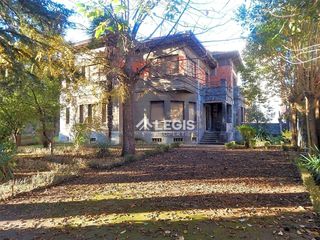 Chalet in Calle calle de vital aza 38. Precioso chalet emblemático con propiedad privada en el corazón