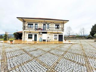 Édifice à Verín. Restaurant con vivienda y terreno en verin ourense