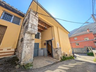 Casa adossada  Lugar felechosa arriba. Casa de piedra con cuadra en felechosa