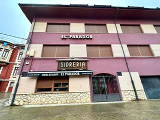 Édifice  Felechosa abajo. Edificio el parador
