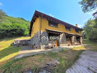Édifice  Llananzanes. Apartamentos turisticos. llananzanes asturias