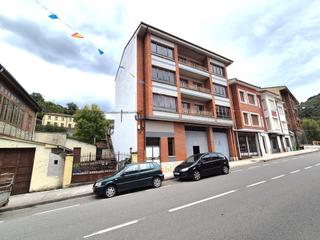 Gebäude in Calle carretera general 41. Edificio de tres plantas collanzo con bajo apto para uso industr