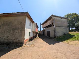 Xalet  Lugar anduerga. Casa con almacén, cuadrahangar y hórreo con llagar en finca de 2