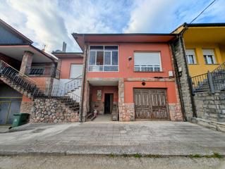 Chalet  Calle pelugano-juego bola. Casa en pelugano, aller asturias con almacén y terraza acristala