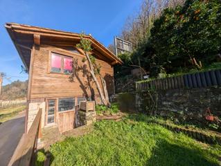Xalet  Calle verdugos. Casita de madera con terreno, hórreo y cuadra de piedra