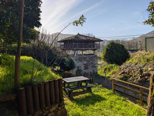 Chalet  Calle verdugos. Casita de madera con terreno, hórreo y cuadra de piedra
