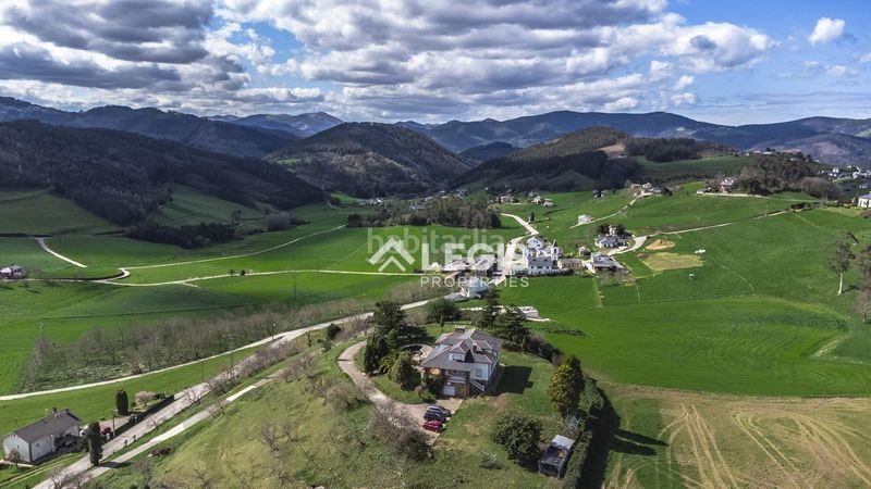 Foto aa89c66b-54d3-432d-af1a-798dcde3c147. Xalet amb aparcament piscina a Valdés