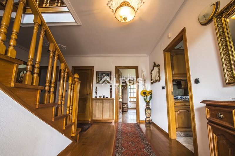 Foto b1c5587f-65da-4f27-8e42-854a2ff9adf9. Xalet amb aparcament piscina a Valdés