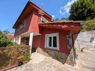 Xalet  Llanos. Casa con diseño único de 3 plantas con jardin, parcela urbana y