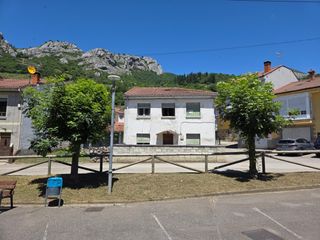 Chalet in Pelugano 0. Casa tradicional con garaje privado, cuadra y terreno con hermos