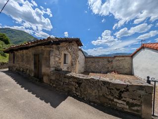 House in Serandi 2. Casa con pajar y cuadra en serandi  proaza, en pleno corazón de