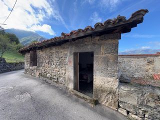 Maison à Serandi 2. Casa con pajar y cuadra en serandi  proaza, en pleno corazón de