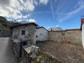 Casa adosada en Serandi 2. Casa con pajar y cuadra en serandi  proaza, en pleno corazón de