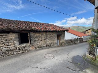 Casa in Serandi 2. Casa con pajar y cuadra en serandi  proaza, en pleno corazón de