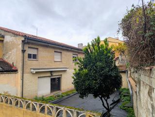 Gebäude  Avenida tartiere. Edificio en calle principal con terreno y finca. moreda, aller.